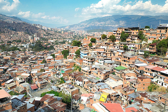 Comuna 13 y Medellin al fondo